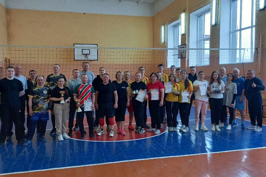 Прошло первенство Шемуршинского муниципального округа по волейболу среди мужских и женских команд