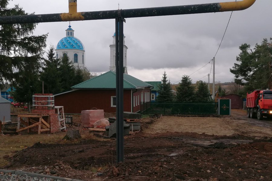 В селе Малое Чурашево продолжается работа по устройству иконостаса в рамках проекта инициативного бюджетирования.