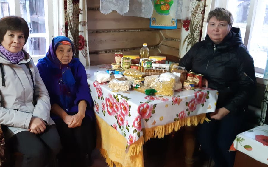 Работники Комсомольского центра соцобслуживания активно доставляют продуктовые наборы пожилым гражданам