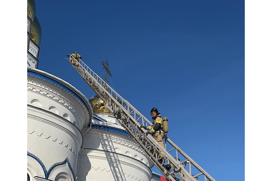 На территории Тихвинского Богородского женского монастыря проведено тренировочное ПТУ по тушению условного пожара