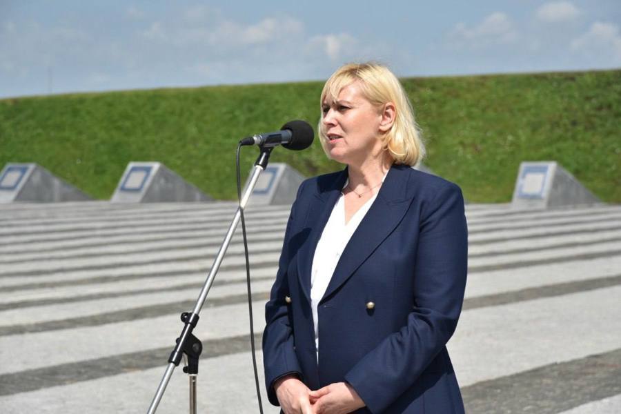 Светлана Каликова почтила память погибших героев на Мемориале «Строителям безмолвных рубежей»