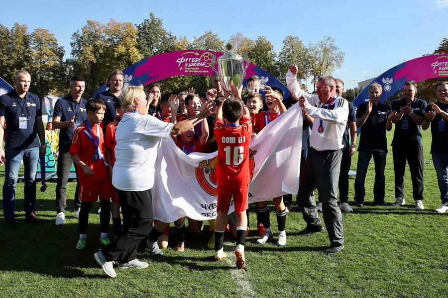 Победа учеников школы №61 на открытии Школьной футбольной лиги