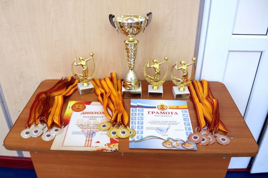 В преддверии Дня матери в волейбол играют женские команды