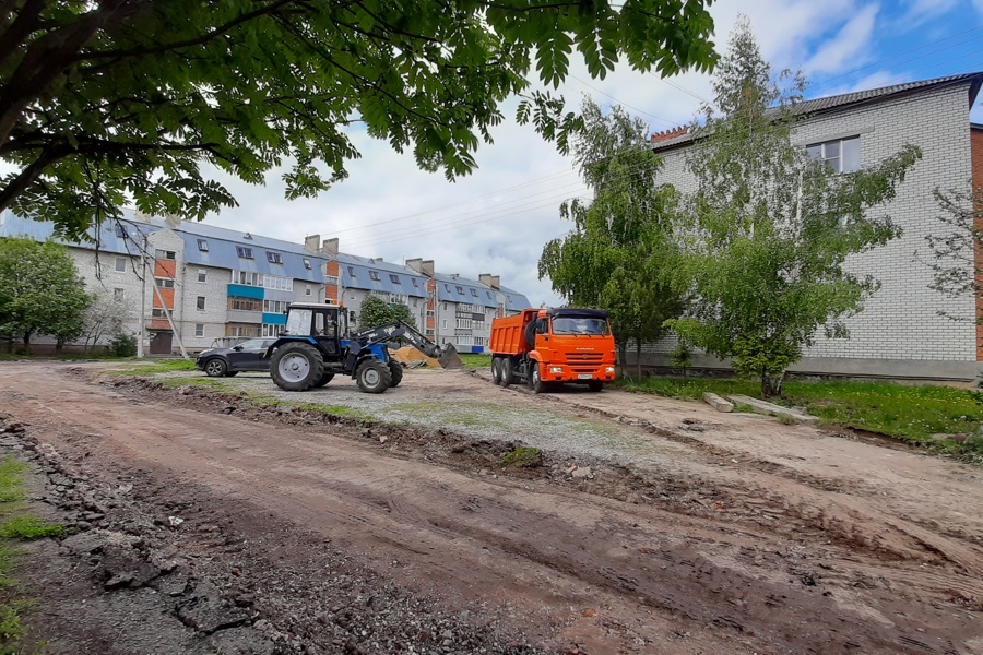 В Канаше продолжаются работы по благоустройству дворовых территорий