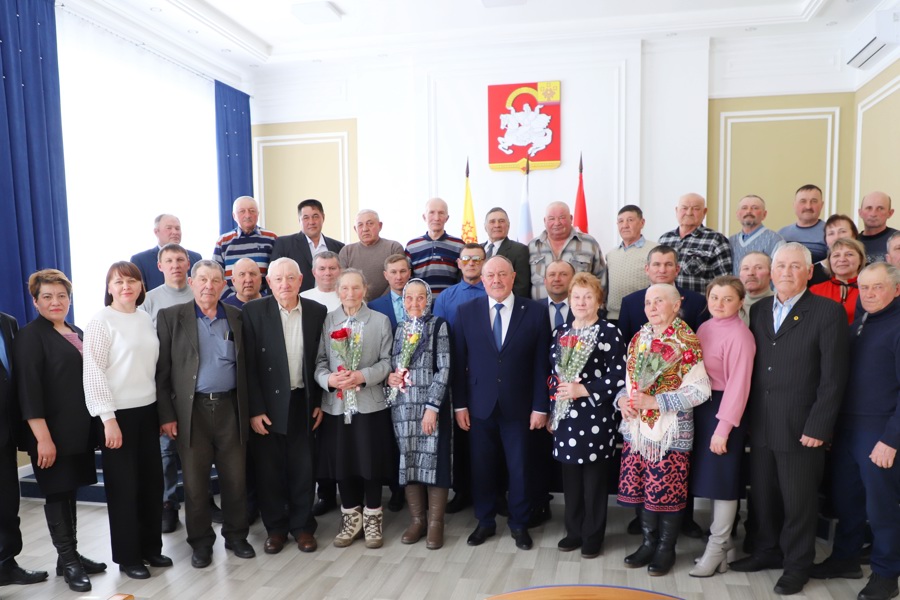 В администрации Яльчикского муниципального округа состоялось торжественное вручение удостоверений старостам деревень
