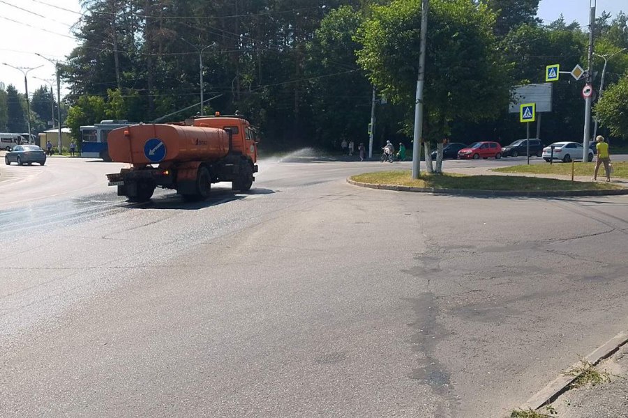 В Чебоксарах АО «Дорэкс» продолжает полив дорог