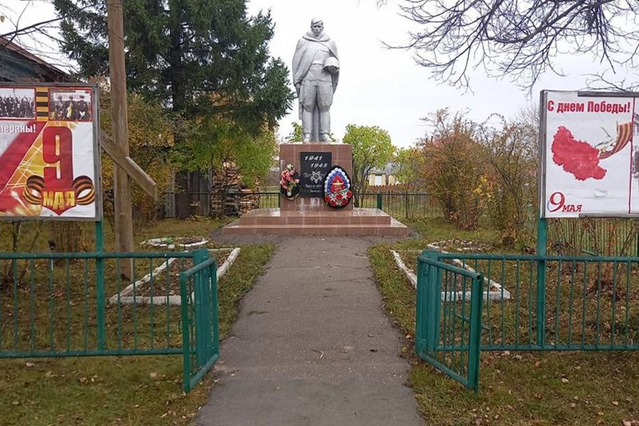 В селе Новые Айбеси прошел субботник возле памятника «Воина-Героя»