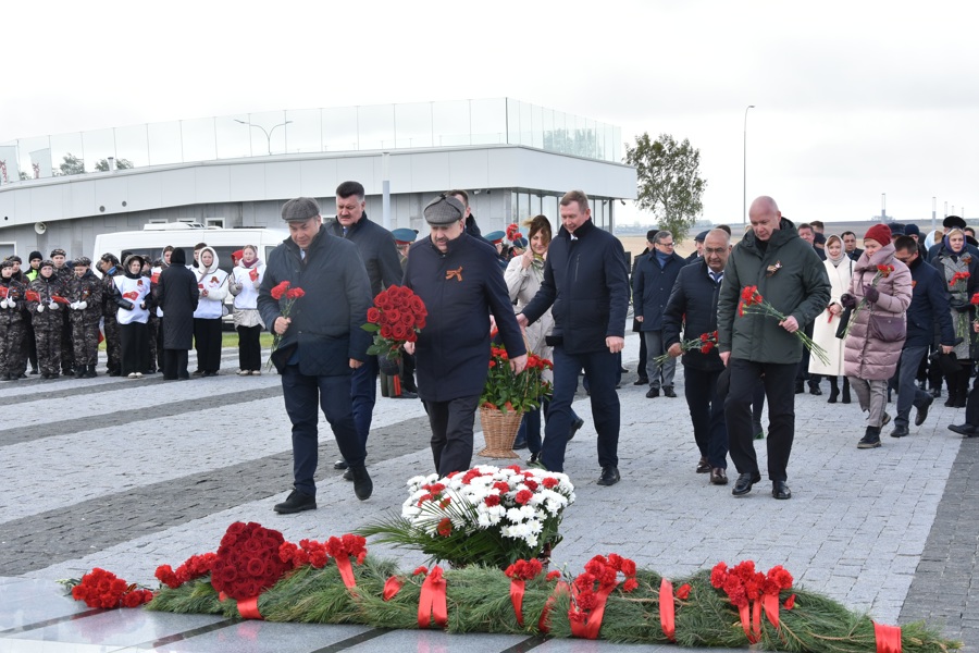 Состоялось возложение цветов на Мемориале «Строителям безмолвных рубежей»