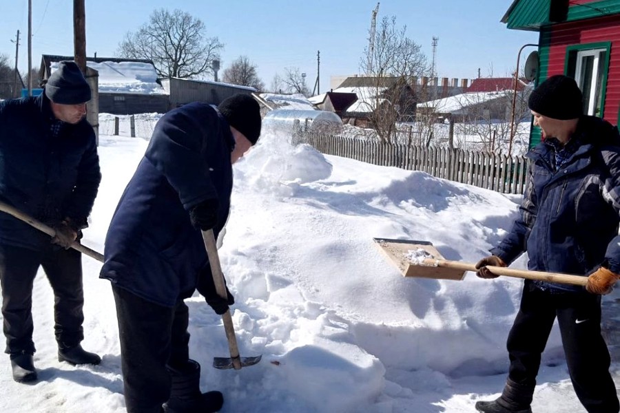 Волонтеры помогли жителям справиться со снегом: история добра и солидарности