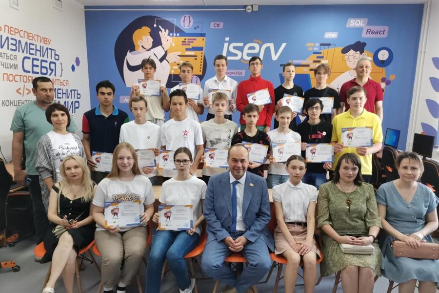 Вручены сертификаты выпускникам первого в республике ИТ-класса