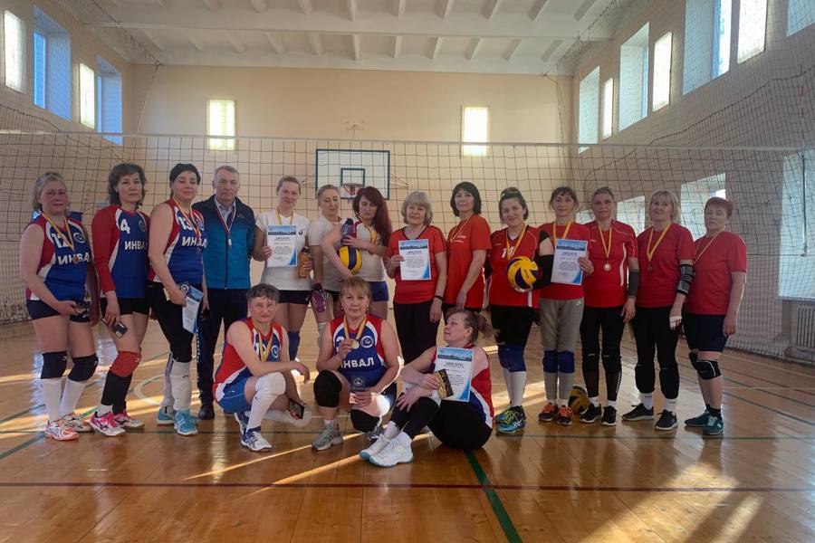 Активное долголетие: представители старшего поколения города Чебоксары - участники соревнований по волейболу