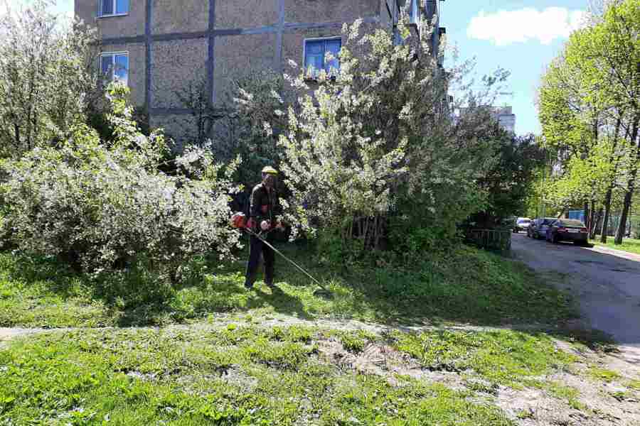 Покос травы в Калининском районе