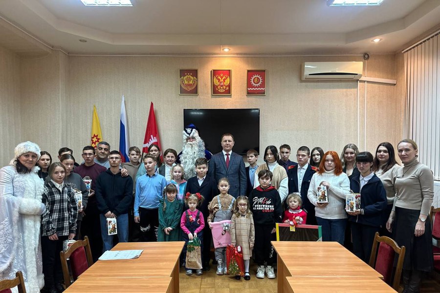 В преддверии Новогодних праздников глава Шумерлинского муниципального округа Эдуард Васильев поздравил детей-сирот и детей, оставшихся без попечения родителей, а также тех, кто находится в замещающих и приемных семьях.
