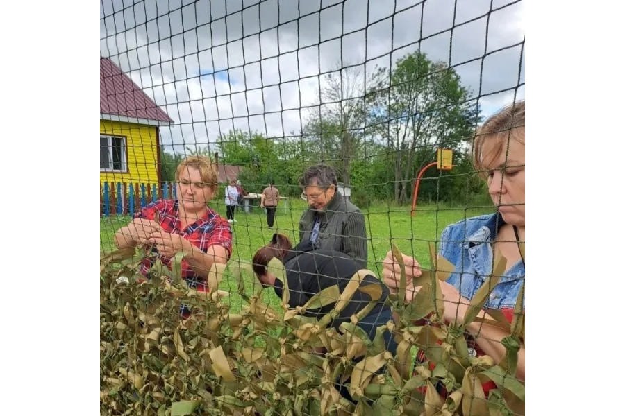 Из тыла с заботой: сельчане плетут маскировочные сети