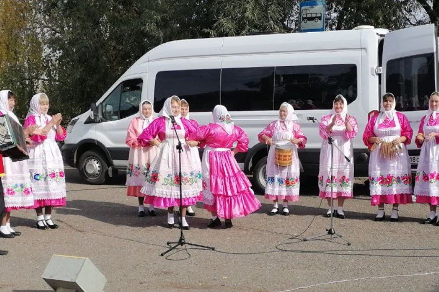 Праздничный уличный концерт «От улыбки станет всем теплей»