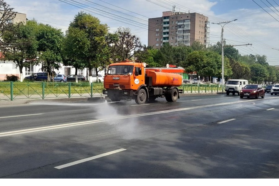 Поливомоечная техника АО «Дорэкс» работает на улицах города