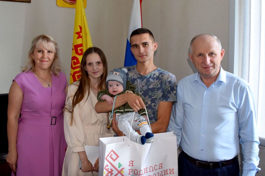 В Красночетайском муниципальном округе семье Перепелкиных вручен первый подарок с национальной вышивкой для новорожденных