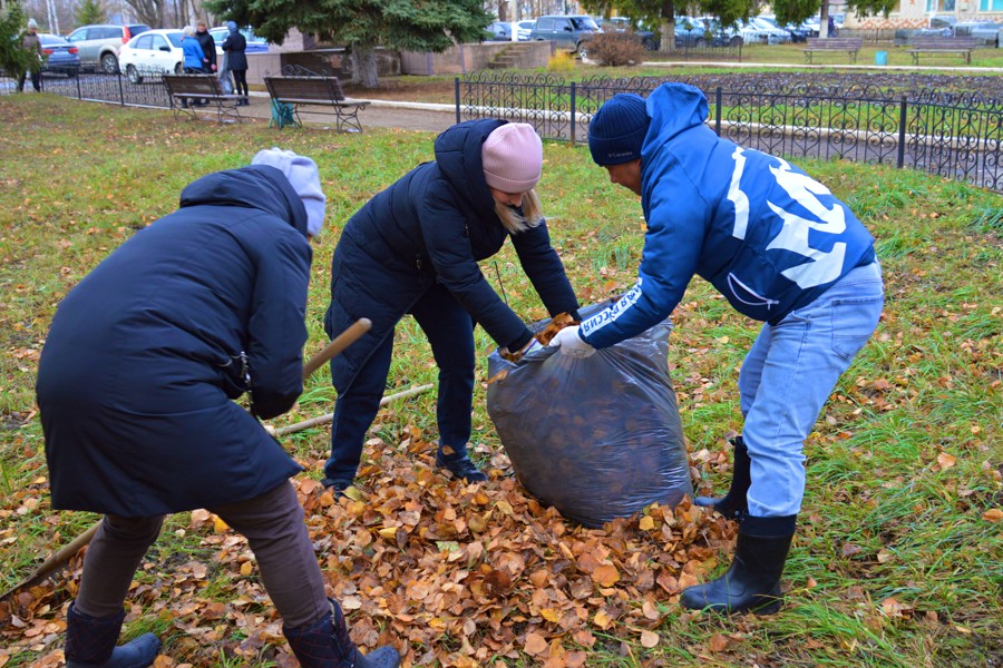 Осенний месячник по очистке и благоустройству населенных пунктов в Янтиковском округе продолжается