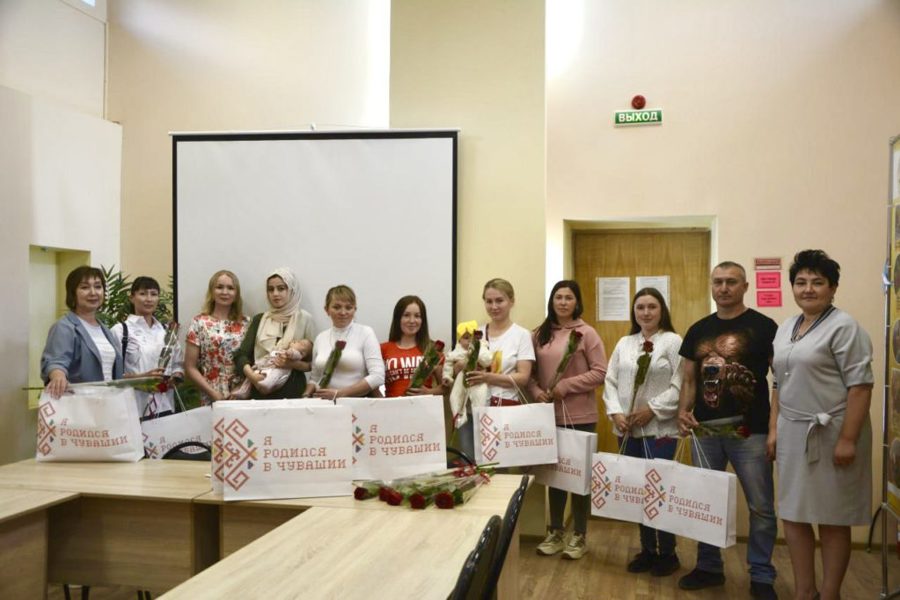 Вручение комплектов «Подарок новорожденному» семьям Чебоксарского района