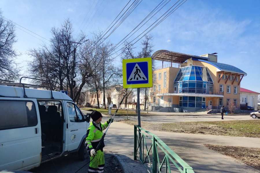 В Чебоксарах начаты мероприятия по мытью дорожных знаков и светофоров