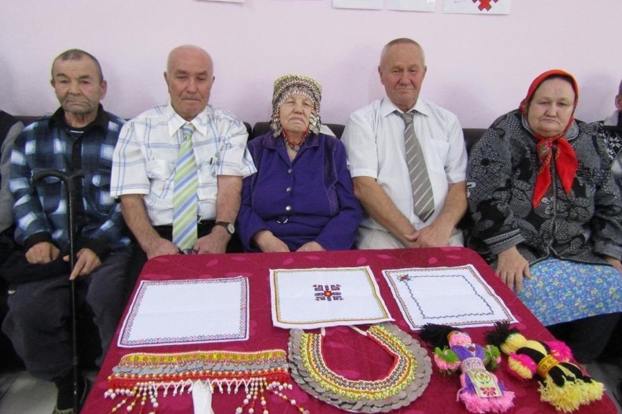 В Урмарах получатели услуг познакомились с историей чувашской национальной вышивки
