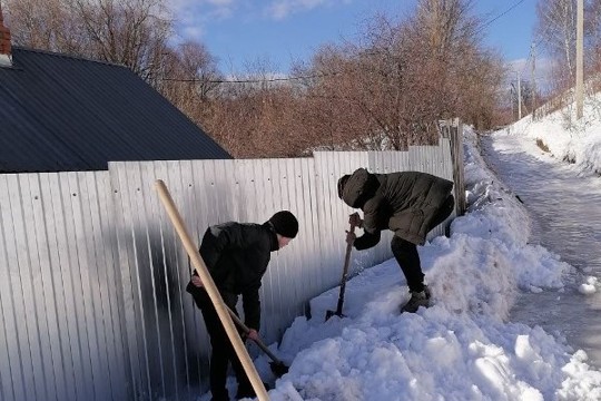 Волонтёры помогают пожилым гражданам в расчистке придомовых территорий от снега