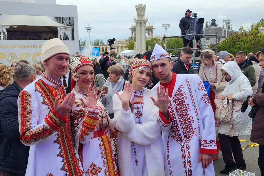 Чувашская пара зарегистрировала заключение брака на свадебном фестивале в рамках Международной выставки-форума