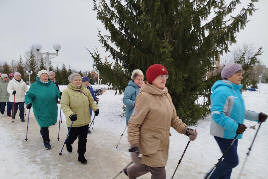 Новочебоксарские пенсионеры вышли на первое новогоднее занятие по скандинавской ходьбе