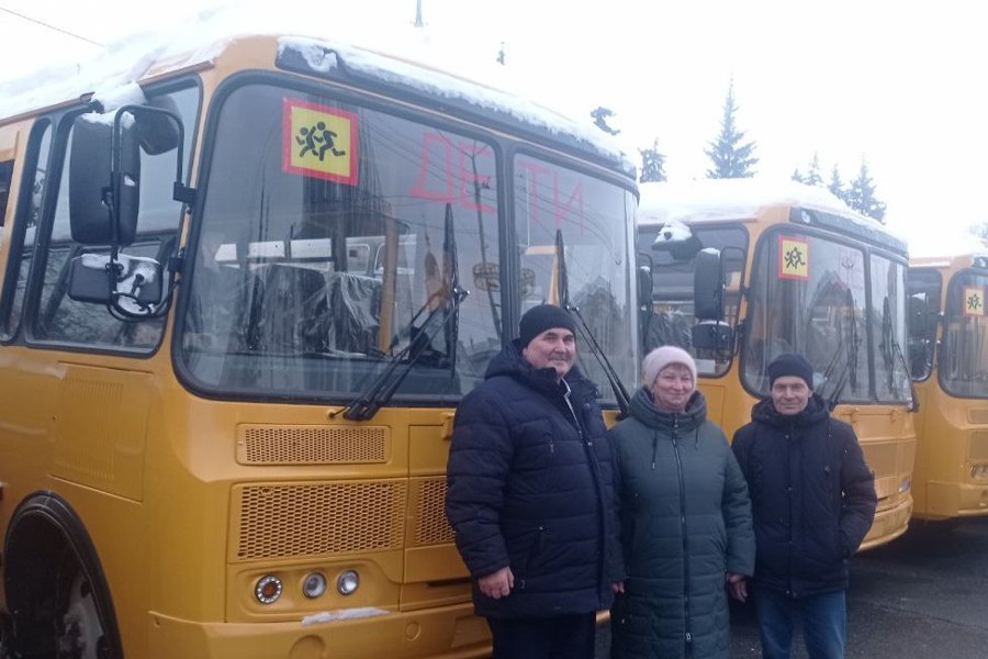 Порецкий муниципальный округ получил новый школьный автобус, который передан Напольновской школе