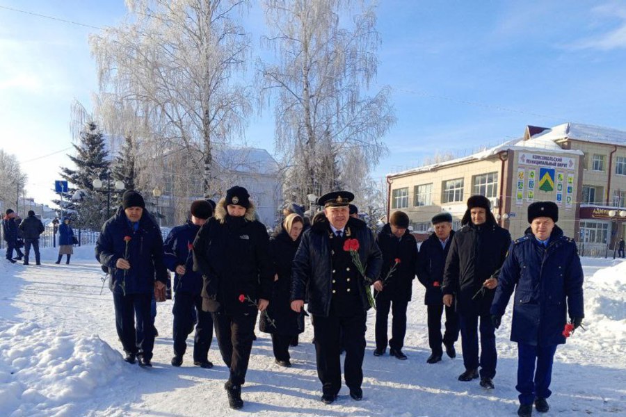 Глава округа Николай Раськин почтил память героев