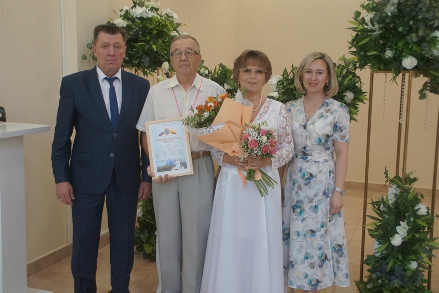 50 лет в любви и согласии: в Чебоксарах чествовали золотых юбиляров семейной жизни Артюковых