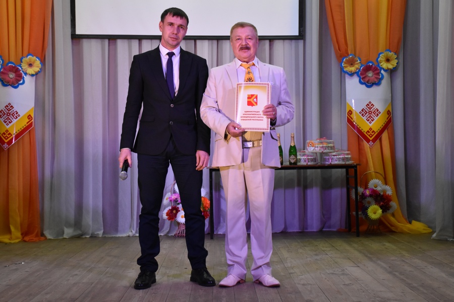 В гостях с гастролями в Красноармейском муниципальном округе побывал заслуженный артист Чувашской Республики Виктор Петров