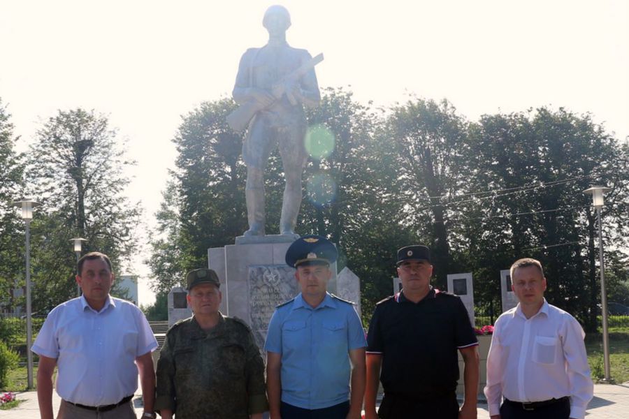 В День ветеранов боевых действий состоялось возложение цветов  к памятнику павшим воинам в ВОВ: «вернитесь, солдаты, живыми с Победой домой!»