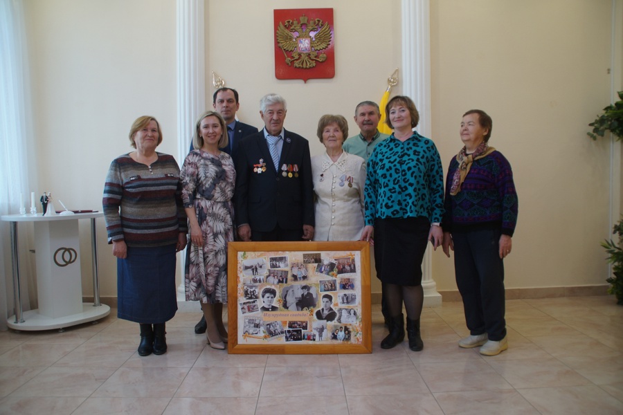 В Чебоксарах чествовали супругов Александровых, проживших вместе в любви и согласии 55 лет